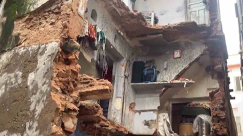 06_09_2025-4_storey_mansion_collapses_24037488