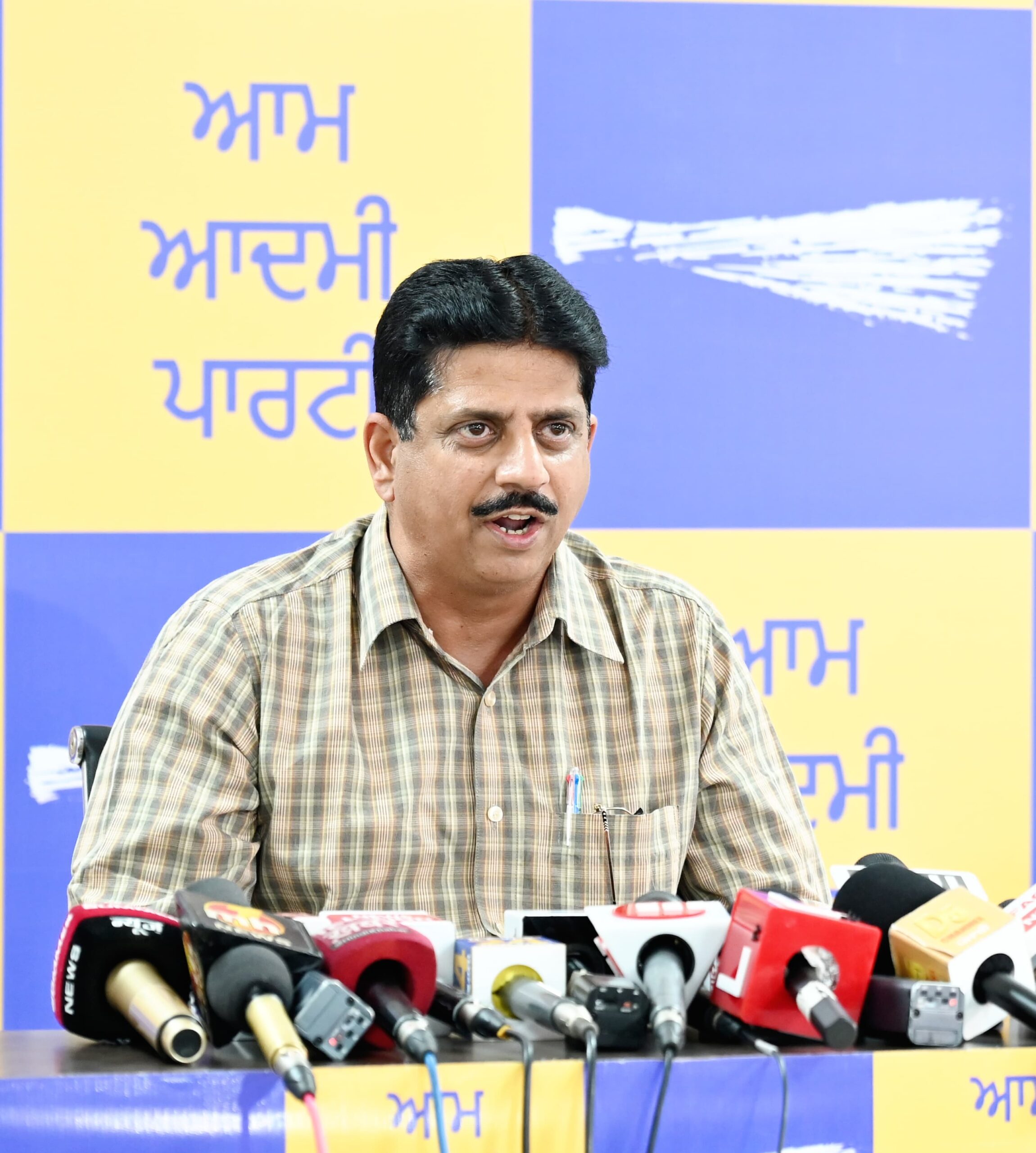 BJP fears Arvind Kejriwal, they want a backdoor entry into Delhi through the President's rule: AAP