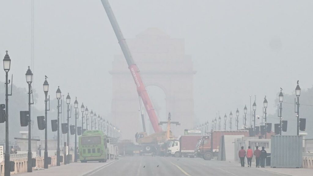 Delhi wakes up to dense fog this morning as cold waves grip city